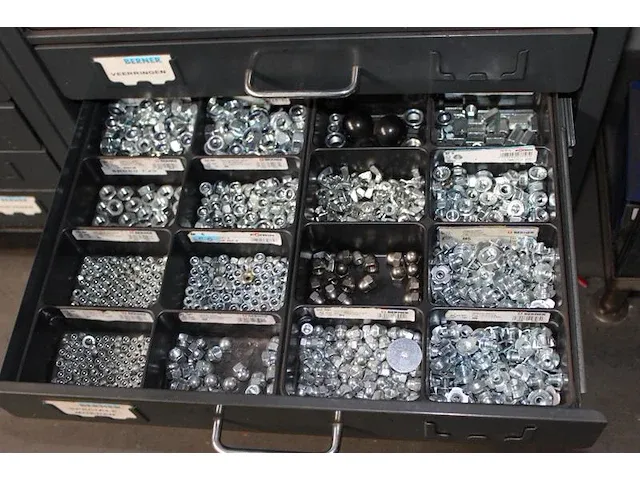 Verrijdbare metalen ladekast voorzien van veertig laden gevuld met onder andere beugels, kabelbinders, moer... - afbeelding 8 van  8
