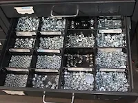 Verrijdbare metalen ladekast voorzien van veertig laden gevuld met onder andere beugels, kabelbinders, moer... - afbeelding 8 van  8