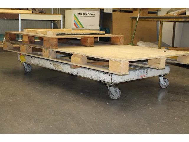 Verrijdbare metalen transportkar. afmeting 190 x 100 x 28 cm. - afbeelding 1 van  1