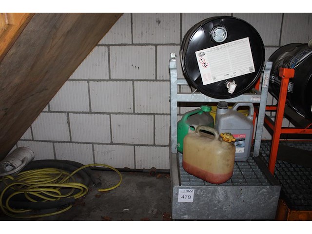 Verrijdbare oliedrum houder met lekbak kruizinga met diverse cans. - afbeelding 1 van  2