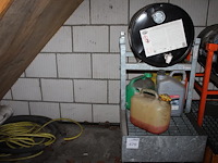 Verrijdbare oliedrum houder met lekbak kruizinga met diverse cans. - afbeelding 1 van  2