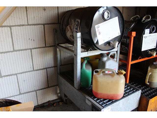 Verrijdbare oliedrum houder met lekbak kruizinga met diverse cans. - afbeelding 2 van  2