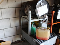 Verrijdbare oliedrum houder met lekbak kruizinga met diverse cans. - afbeelding 2 van  2