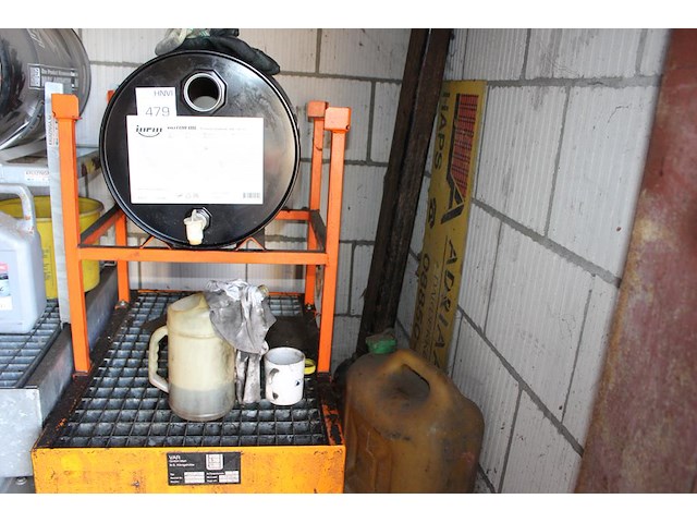 Verrijdbare oliedrum houder met lekbak par met diverse cans. - afbeelding 1 van  2