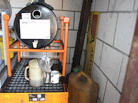 Verrijdbare oliedrum houder met lekbak par met diverse cans. - afbeelding 1 van  2