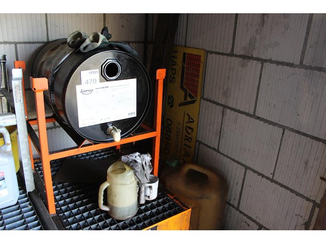 Verrijdbare oliedrum houder met lekbak par met diverse cans. - afbeelding 2 van  2