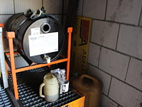 Verrijdbare oliedrum houder met lekbak par met diverse cans. - afbeelding 2 van  2