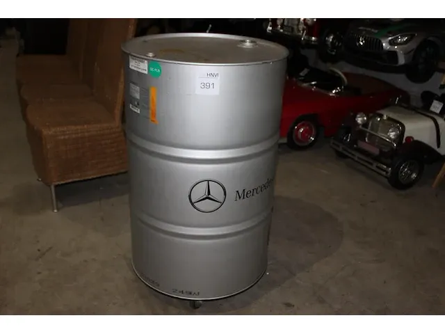 Verrijdbare oliedrum mercedes benz. doorsnede 58 cm. hoogte 98 cm - afbeelding 1 van  2