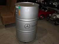 Verrijdbare oliedrum mercedes benz. doorsnede 58 cm. hoogte 98 cm
