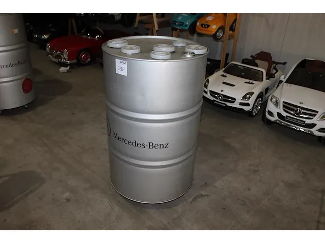 Verrijdbare oliedrum mercedes benz. doorsnede 58 cm. hoogte 98 cm - afbeelding 1 van  2
