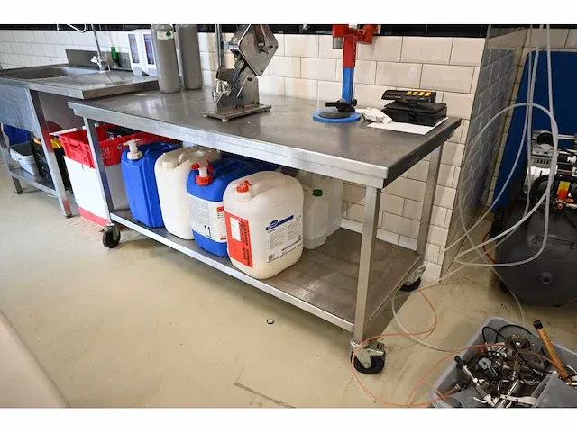 Verrijdbare rvs werkbank - afbeelding 2 van  4