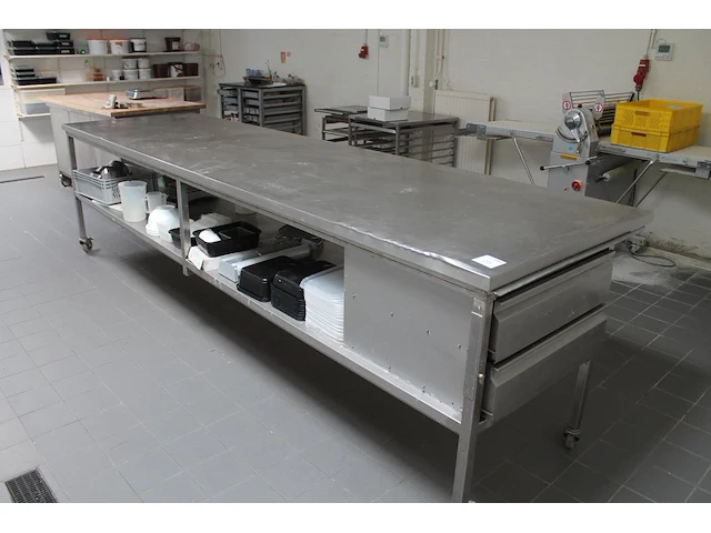 Verrijdbare rvs werktafel met onderplateau en 2 laden. afmeting 378 x 107 x 100 cm. - afbeelding 1 van  4