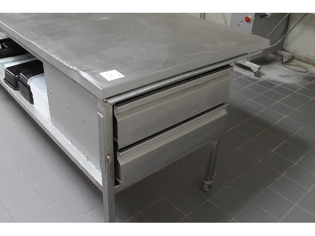 Verrijdbare rvs werktafel met onderplateau en 2 laden. afmeting 378 x 107 x 100 cm. - afbeelding 2 van  4