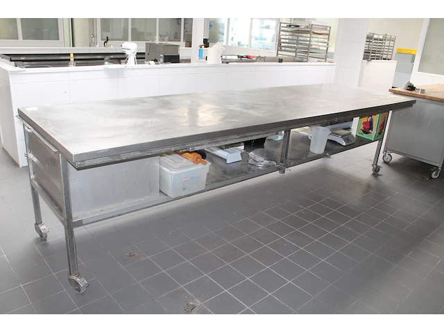 Verrijdbare rvs werktafel met onderplateau en 2 laden. afmeting 378 x 107 x 100 cm. - afbeelding 3 van  4