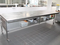 Verrijdbare rvs werktafel met onderplateau en 2 laden. afmeting 378 x 107 x 100 cm. - afbeelding 3 van  4