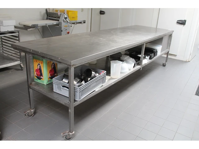 Verrijdbare rvs werktafel met onderplateau en 2 laden. afmeting 378 x 107 x 100 cm. - afbeelding 4 van  4