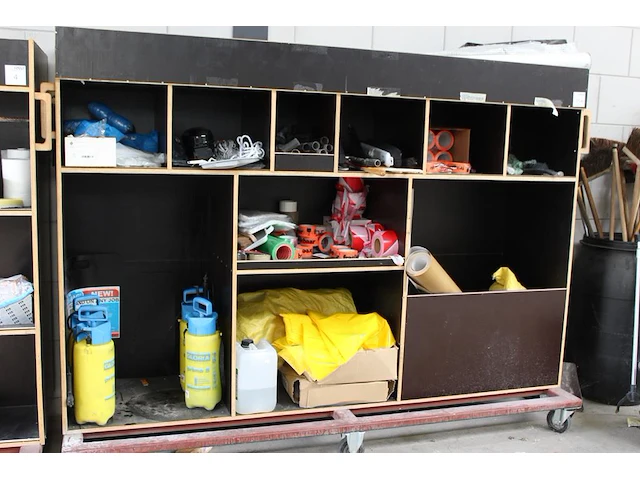 Verrijdbare salvagekast gevuld met tape, drukspuiten, zakken, stucloper, buisfolie, etc. afmeting 250 x 80 ... - afbeelding 1 van  4