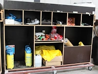 Verrijdbare salvagekast gevuld met tape, drukspuiten, zakken, stucloper, buisfolie, etc. afmeting 250 x 80 ... - afbeelding 1 van  4