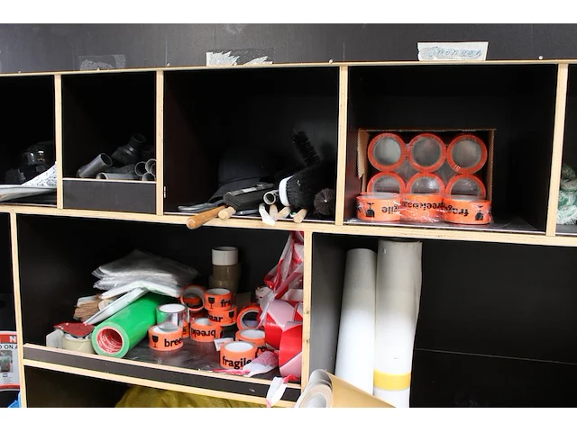 Verrijdbare salvagekast gevuld met tape, drukspuiten, zakken, stucloper, buisfolie, etc. afmeting 250 x 80 ... - afbeelding 2 van  4