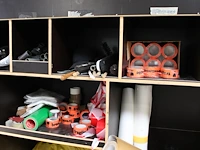 Verrijdbare salvagekast gevuld met tape, drukspuiten, zakken, stucloper, buisfolie, etc. afmeting 250 x 80 ... - afbeelding 2 van  4