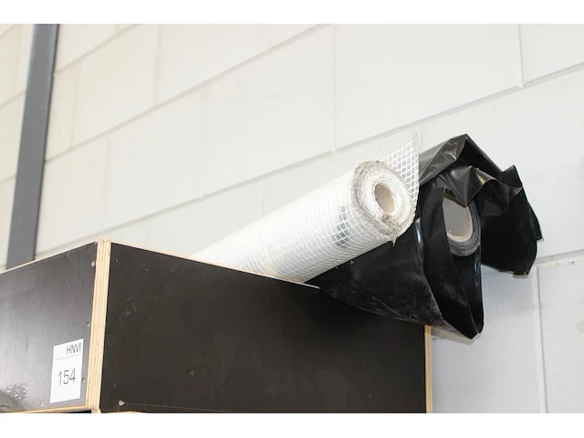 Verrijdbare salvagekast gevuld met tape, drukspuiten, zakken, stucloper, buisfolie, etc. afmeting 250 x 80 ... - afbeelding 3 van  4