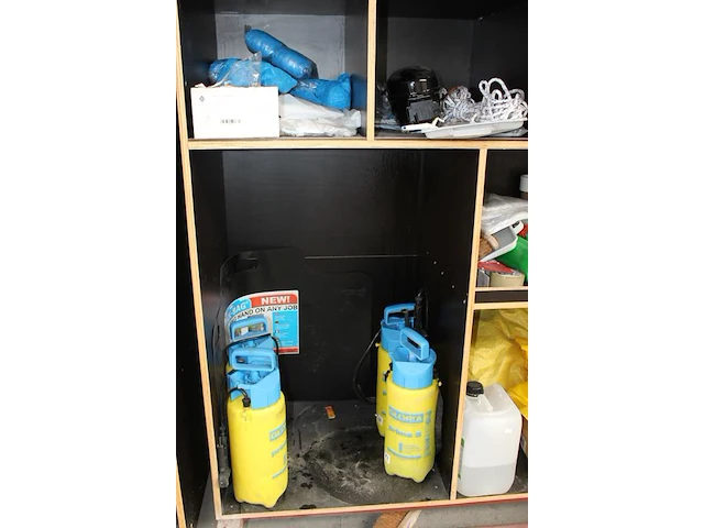 Verrijdbare salvagekast gevuld met tape, drukspuiten, zakken, stucloper, buisfolie, etc. afmeting 250 x 80 ... - afbeelding 4 van  4