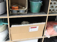 Verrijdbare salvagekast gevuld met zeil, tape, sealproducten, luchtbevochtigers, poetsproducten, houten pla... - afbeelding 5 van  7