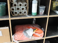 Verrijdbare salvagekast gevuld met zeil, tape, sealproducten, luchtbevochtigers, poetsproducten, houten pla... - afbeelding 6 van  7