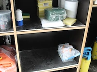 Verrijdbare salvagekast gevuld met zeil, tape, sealproducten, luchtbevochtigers, poetsproducten, houten pla... - afbeelding 7 van  7