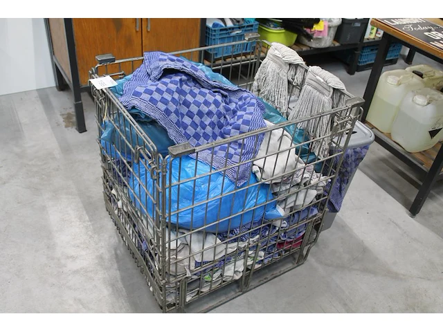 Verrijdbare stapelbare wasmand met wasgoed en afmeting 77 x 61 x 85 cm. - afbeelding 1 van  2
