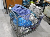 Verrijdbare stapelbare wasmand met wasgoed en afmeting 77 x 61 x 85 cm. - afbeelding 1 van  2