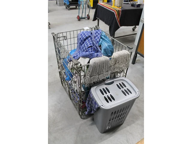 Verrijdbare stapelbare wasmand met wasgoed en afmeting 77 x 61 x 85 cm. - afbeelding 2 van  2