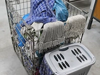 Verrijdbare stapelbare wasmand met wasgoed en afmeting 77 x 61 x 85 cm. - afbeelding 2 van  2