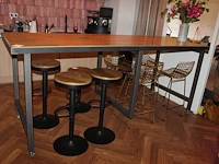 Verrijdbare statafel met dik houten blad en metalen onderstel. afmeting 260 x 90 x 110 cm