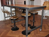 Verrijdbare statafel met dik houten blad en metalen onderstel. afmeting 260 x 90 x 110 cm - afbeelding 3 van  3