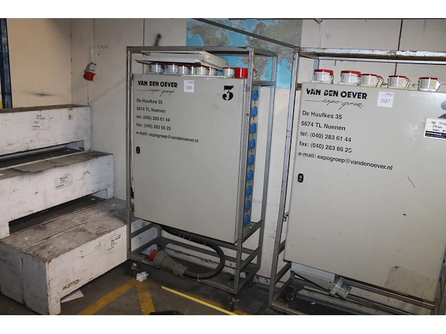 Verrijdbare stroomkast met 18 x 230 v en 10 x 380 v met twee verschillende aansluitingen. afmeting 90 x 40... - afbeelding 1 van  2