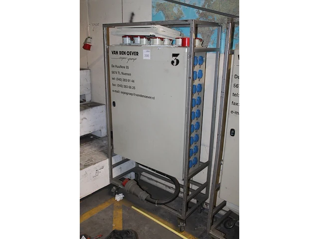 Verrijdbare stroomkast met 18 x 230 v en 10 x 380 v met twee verschillende aansluitingen. afmeting 90 x 40... - afbeelding 2 van  2