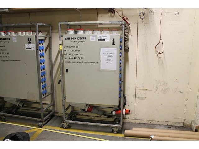 Verrijdbare stroomkast met 18 x 230 v en 10 x 380 v met twee verschillende aansluitingen en extra 380 v ver... - afbeelding 1 van  2