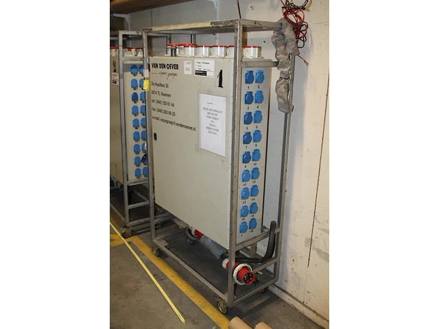 Verrijdbare stroomkast met 18 x 230 v en 10 x 380 v met twee verschillende aansluitingen en extra 380 v ver... - afbeelding 2 van  2