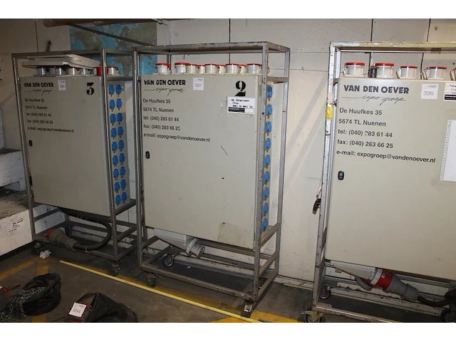 Verrijdbare stroomkast met 18 x 230 v en 9 x 380 v met twee verschillende aansluitingen. afmeting 90 x 40 ... - afbeelding 1 van  2