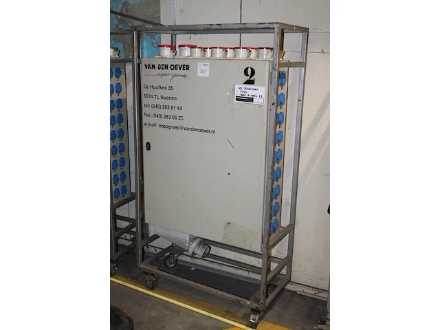 Verrijdbare stroomkast met 18 x 230 v en 9 x 380 v met twee verschillende aansluitingen. afmeting 90 x 40 ... - afbeelding 2 van  2