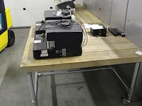 Verrijdbare tafel met houten blad en steigerbuizen onderstel. afmeting blad 130 x 130 cm. hoogte 78 cm. exc... - afbeelding 3 van  3