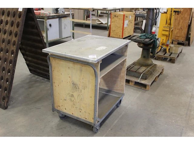 Verrijdbare transportkar. let op! exclusief kavel 680 zijnde pilaren. afmeting 96 x 64 x 95 cm. - afbeelding 1 van  4