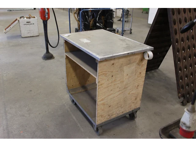 Verrijdbare transportkar. let op! exclusief kavel 680 zijnde pilaren. afmeting 96 x 64 x 95 cm. - afbeelding 2 van  4