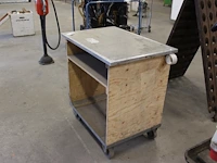 Verrijdbare transportkar. let op! exclusief kavel 680 zijnde pilaren. afmeting 96 x 64 x 95 cm. - afbeelding 2 van  4