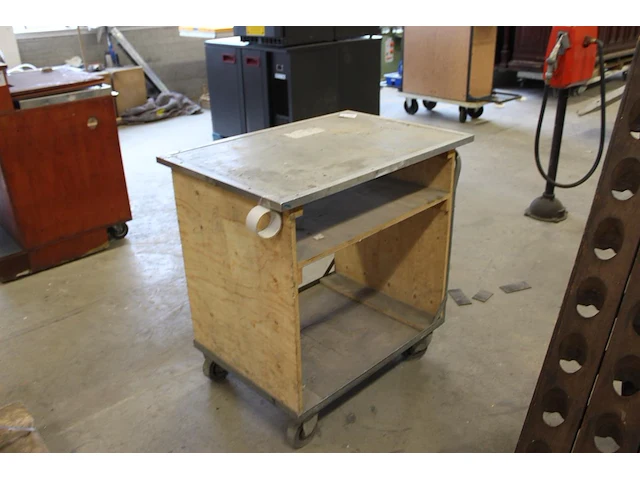 Verrijdbare transportkar. let op! exclusief kavel 680 zijnde pilaren. afmeting 96 x 64 x 95 cm. - afbeelding 3 van  4
