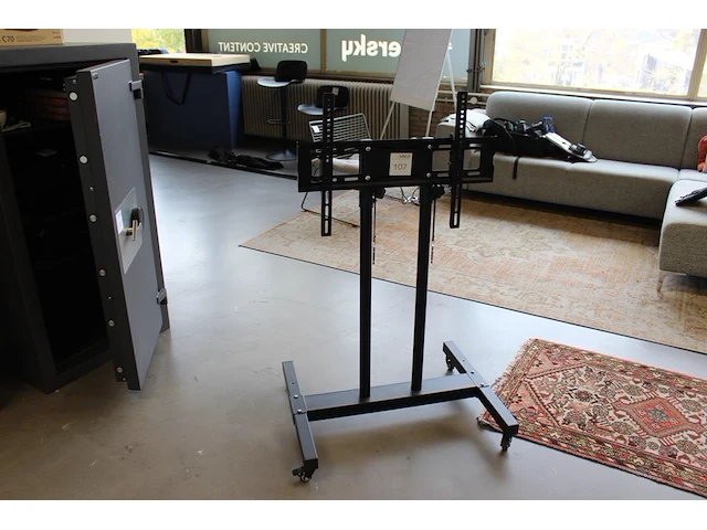 Verrijdbare tv steun in hoogte verstelbaar. - afbeelding 1 van  2