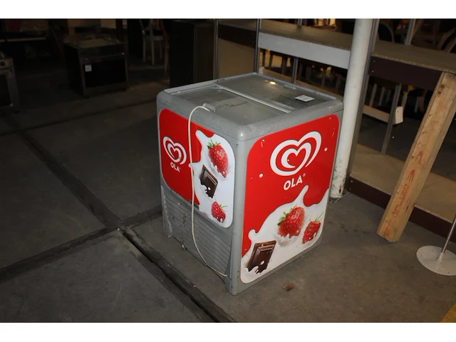 Verrijdbare vrieskist ola. afmeting 70 x 65 x 90 cm. - afbeelding 2 van  2