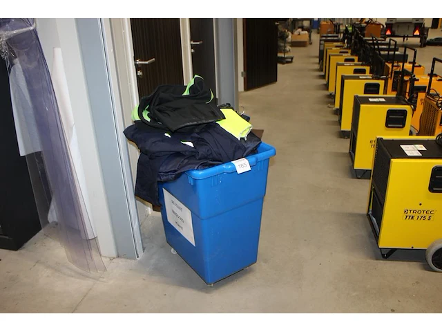 Verrijdbare wasbox met diverse bedrijfskleding. - afbeelding 1 van  2