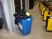 Verrijdbare wasbox met diverse bedrijfskleding. - afbeelding 1 van  2